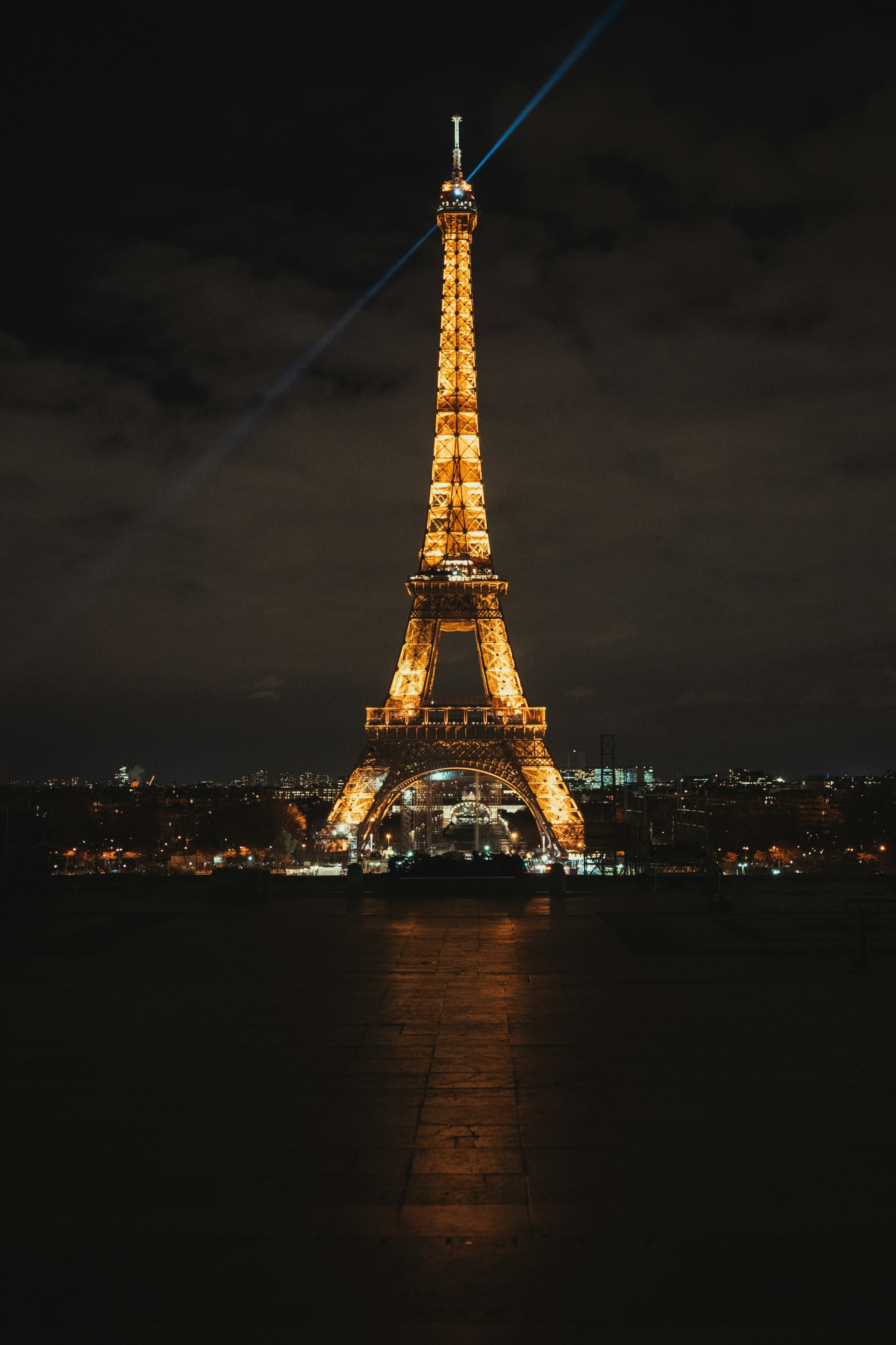 the eiffel tower lit up at night
